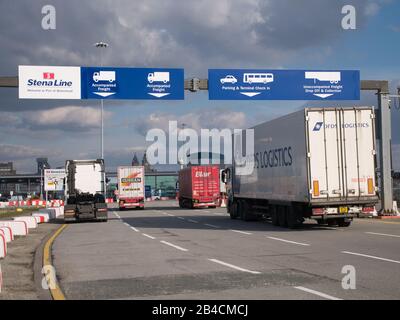 Güterwagen, die an der Stena Line ankommen, rollen ein/rollen von Liverpool zum Fährterminal von Belfast in Birkenhead am Fluss Mersey Stockfoto