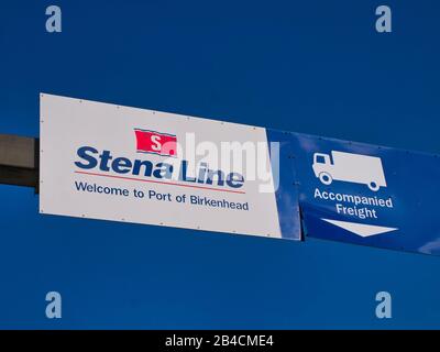 Die Stena Line Beschilderung an der Roll On/Roll von Liverpool zum Fährterminal Belfast in Birkenhead am River Mersey Stockfoto