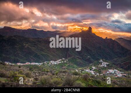 Spanien, Kanarische Inseln, Gran Canaria, Tejeda, Berglandschaft mit Roque Bentayga, Sonnenuntergang Stockfoto