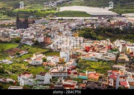 Spanien, Kanarische Inseln, Gran Canaria, Arucas, hohen Winkel Ausblick auf die Stadt und die Kirche Iglesia de San Juan Stockfoto