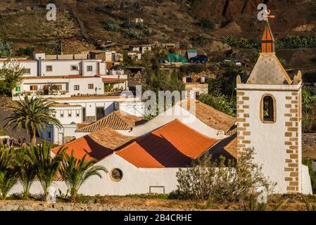 Spanien, Kanarische Inseln, Fuerteventura, Betancuria, Blick auf die Stadt mit der Iglesia de Santa Maria Kirche Stockfoto