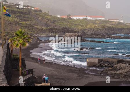 Spanien, Kanarische Inseln, La Palma, Los Cancajos, Playa de los Cancajos, Erhöhte Ansicht der schwarze Sandstrand, NR Stockfoto