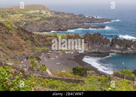 Spanien, Kanarische Inseln, La Palma, Los Cancajos, Playa de los Cancajos, Erhöhte Ansicht der schwarze Sandstrand, NR Stockfoto