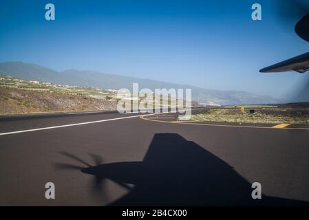 Spanien, Kanarische Inseln, La Palma, Santa Cruz de la Palma, Propeller-driven airliner Rollen in Santa Cruz de la Palma Flughafen Stockfoto