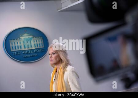 Washington, DC, USA. März 2020. Senior Counselor Kellyanne Conway spricht während eines Fernsehinterviews im James S. Brady Press Briefing Room im Weißen Haus in Washington, DC, USA, am Freitag, 6. März 2020. Kredit: Stefani Reynolds/CNP weltweite Nutzung Credit: Dpa / Alamy Live News Stockfoto