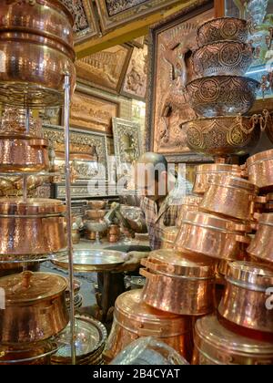 April 2017 von einem Kupferschmied im großen Basar der Stadt Isfahan im Süden des Iran eingenommen. Der Basar (Bazar-e Qeysariyeh oder Bazar-e Bozorg) am Imam-Platz (Meidan-e Emam) gilt als einer der größten und aktivsten Basare im Iran und ist für die Vielfalt und Qualität seiner Handwerke bekannt. Weltweite Verwendung Stockfoto