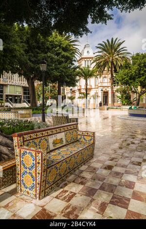 Spanien, Kanarische Inseln, Teneriffa, Santa Cruz de Tenerife, Plaza 25 de Julio, Anfang des 20. Jahrhunderts Park mit Bänken in den antiken Werbung aus Azulejo Kacheln bedeckt Stockfoto