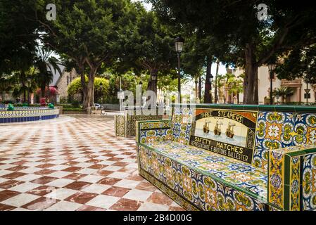 Spanien, Kanarische Inseln, Insel Tenera, Santa Cruz de Tenera, Plaza 25 de Julio, Park aus dem frühen 20. Jahrhundert mit Bänken, die in antiker Werbung aus Azulejo-Fliesen bedeckt sind, Blick auf den Brunnen Stockfoto