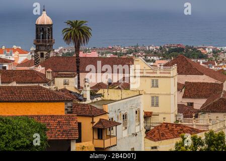 Spanien, Kanarische Inseln, Teneriffa, La Orotava, erhöhte Stadt mit Blick auf die Iglesia de Santo Domingo Kirche Stockfoto