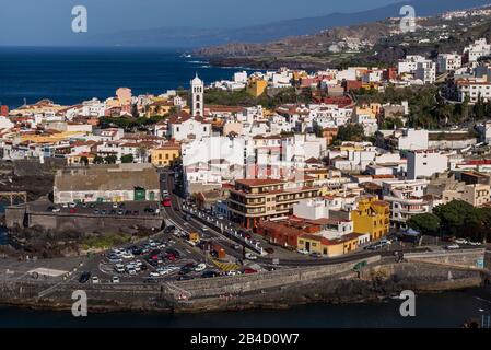 Spanien, Kanarische Inseln, Teneriffa, Garachico, erhöhte Stadt mit Blick auf die Iglesia de Santa Ana Kirche Stockfoto