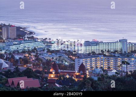 Spanien, Kanarische Inseln, Teneriffa, Playa de Las Americas, erhöhten Blick auf das Resort, Dämmerung Stockfoto