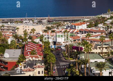 Spanien, Kanarische Inseln, Teneriffa, Los Gigantes, hillside erhöhten Blick auf die Stadt. Stockfoto