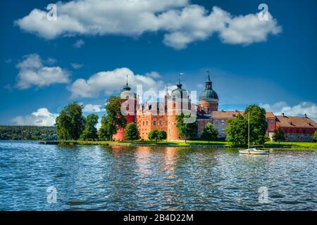 Blick auf die Burg Gripsholm, die im See Mälaren in Schweden reflektiert wird Stockfoto