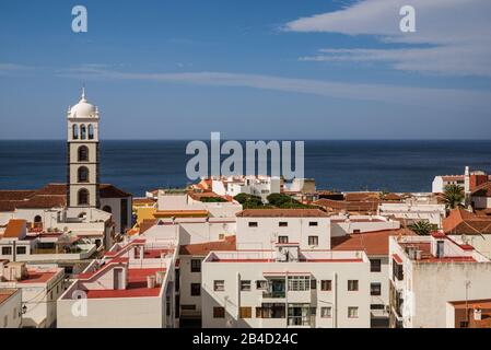 Spanien, Kanarische Inseln, Teneriffa, Garachico, erhöhte Stadt mit Blick auf die Iglesia de Santa Ana Kirche Stockfoto