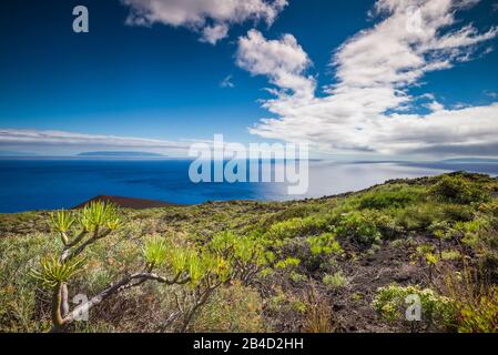 Spanien, Kanarische Inseln, La Palma, Fuencaliente de La Palma, Punta de Fuencaliente, vulkanische Landschaft und Aussicht auf die Insel La Gomera Stockfoto