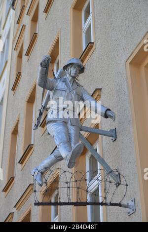 Skulptur, Conrad Schumann, NVA-Soldat, Flucht, Berliner Unterwelten, Brunnenstrasse, Mitte, Berlin, Deutschland Stockfoto