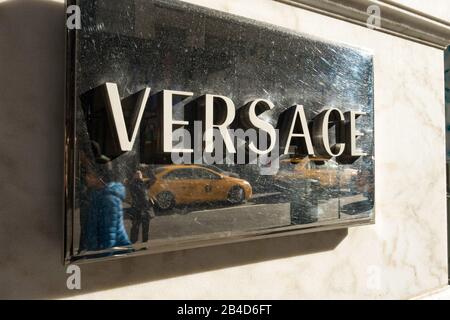 Reflektierendes Versace Schild an der Fifth Avenue, NYC Stockfoto