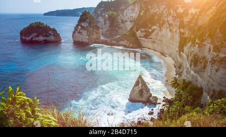 Schöner Felsen im Ozean am Atuh Beach, Nusa Penida, Bali Indonesia Stockfoto