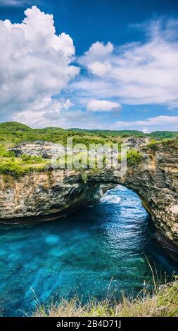 Felsenküste von Nusa Penida. Steinbogen über dem Meer. Broken Beach, Nusa Penida, Indonesien. Vertikaler Schuss Stockfoto