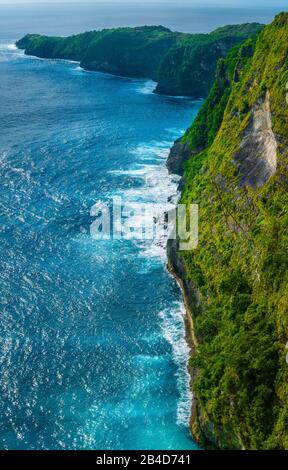 Rocky Costline in der Nähe von Kelingking Beach, Manta Bay auf der Insel Nusa Penida, Bali, Indonesien Stockfoto