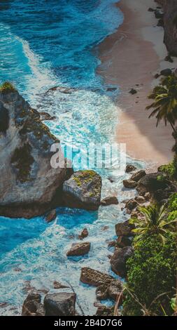 Schöner Felsen im Ozean am Atuh Beach, Nusa Penida, Bali Indonesia Stockfoto