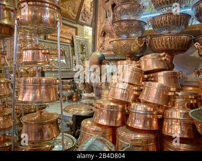 April 2017 von einem Kupferschmied im großen Basar der Stadt Isfahan im Süden des Iran eingenommen. Der Basar (Bazar-e Qeysariyeh oder Bazar-e Bozorg) am Imam-Platz (Meidan-e Emam) gilt als einer der größten und aktivsten Basare im Iran und ist für die Vielfalt und Qualität seiner Handwerke bekannt. Weltweite Verwendung Stockfoto