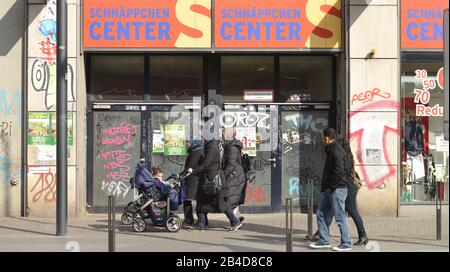 Strassenszene, Karl-Marx-Straße, Neukoelln, Berlin, Deutschland/Neukölln Stockfoto