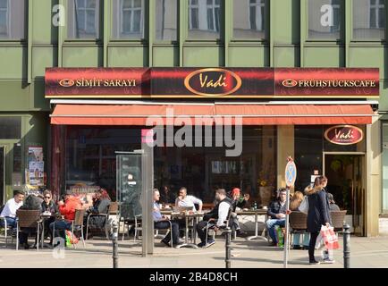 Café, Strassenszene, Karl-Marx-Straße, Neukoelln, Berlin, Deutschland/Neukölln Stockfoto