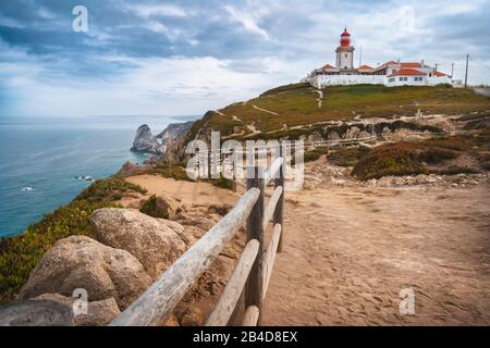 Sintra Portugal. Cape Roca und roter Leuchtturm. Cabo da Roca. Reise- und Tourismus-Wahrzeichen mit schönen Küstenklippen des atlantiks. Stockfoto