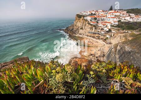 Sintra, Lissabon, Portugal. Azenhas do Mar weißer Dorfstein auf der Klippe und atlantischen Ozeanwellen. Stockfoto