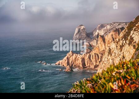 Portugal cabo da roca und Ursa Strandlage mit atemberaubendem Blick auf Klippenfelsen an der küste des atlantiks. Stockfoto