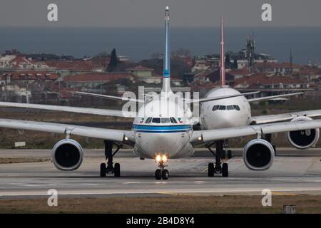 Istanbul/Türkei - 27. März 2019: Kuwait Airways Airbus A330-200 9K-APC Passagierflugzeug Abflug am Flughafen Istanbul Atatürk Stockfoto