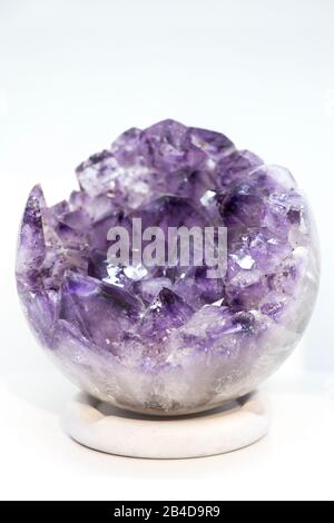 Schöne bunte Geode aus Amethyst auf weißem Hintergrund Stockfoto