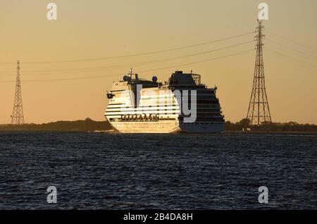 Europa, Deutschland, Metropolregion Hamburg, Elbe, Passagierschiff AIDAsol, Abendlicht, Stockfoto