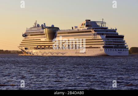 Europa, Deutschland, Metropolregion Hamburg, Elbe, Passagierschiff AIDAsol, Abendlicht, Stockfoto