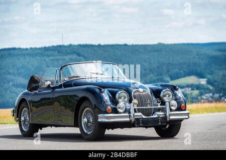 Michelstadt, Hessen, Deutschland, Jaguar XK 150, Roadster, Baujahr 1959, 3,8 Liter Verdrängung, 50er, 60er Jahre, Cabrio, Roadster, Landschaft, Außenansicht, Außenansicht, Stockfoto