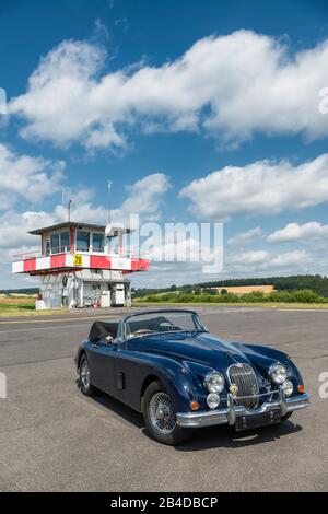 Michelstadt, Hessen, Deutschland, Jaguar XK 150, Roadster, Baujahr 1959, 3,8 Liter Verdrängung, 50er, 60er Jahre, Cabrio, Roadster, Landschaft, Außenansicht, Außenansicht, Stockfoto