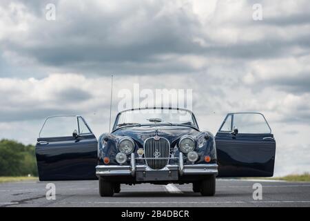 Michelstadt, Hessen, Deutschland, Jaguar XK 150, Roadster, Baujahr 1959, 3,8 Liter Verdrängung, 50er, 60er Jahre, Cabrio, Roadster, Landschaft, Außenansicht, Außenansicht, Stockfoto