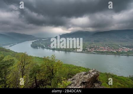 Mautern an der Donau, Bergern im Dunkelsteinerwald, Krems, Wachau, Oberösterreich, Österreich, Europa. Blick von der Ferdinandswarte in das Donautal mit den Ortschaften Unterloiben, Oberloiben und Dürnstein Stockfoto