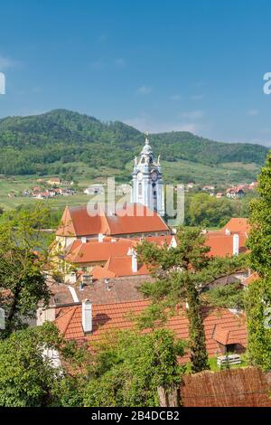 Dürnstein, Wachau, Waldviertel, Krems, Oberösterreich, Österreich, Europa. Die Stiftskirche Dürnstein Stockfoto