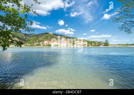 Dürnstein, Wachau, Waldviertel, Krems, Oberösterreich, Österreich, Europa. Die Donau mit dem Ort Dürnstein und die Burgruine Dürnstein Stockfoto