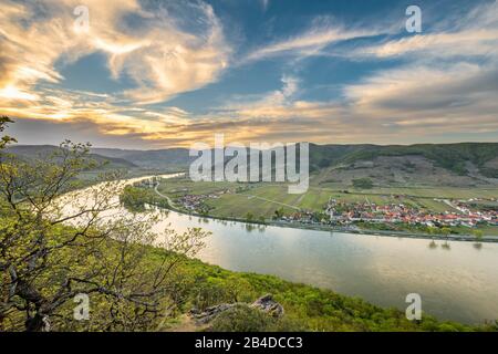 Mautern an der Donau, Bergern im Dunkelsteinerwald, Krems, Wachau, Oberösterreich, Österreich, Europa. Blick von der Ferdinandswarte in das Donautal mit den Dörfern Oberloiben und Dürnstein Stockfoto