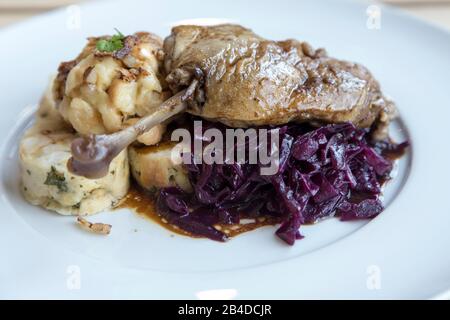 Köstliche gebratene Ente mit Rotkohl und Knödel Stockfoto