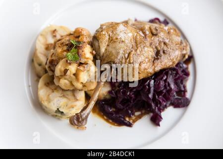 Köstliche gebratene Ente mit Rotkohl und Knödel Stockfoto