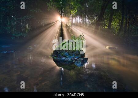 Sonnenauf- und Nebelfäden über dem Wasser eines Flusses Stockfoto