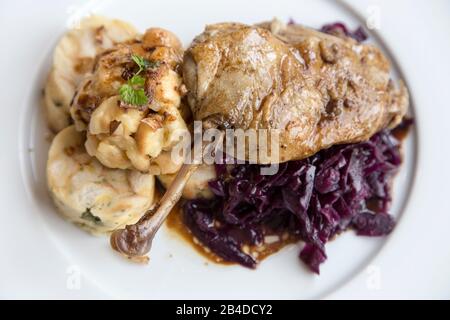 Köstliche gebratene Ente mit Rotkohl und Knödel Stockfoto