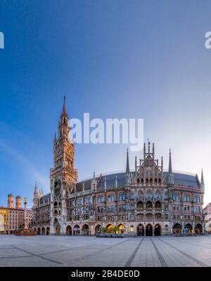 Neues Rathaus und Türme der Frauenkirche, Marienplatz, München, Oberbayern, Bayern, Deutschland, Europa Stockfoto