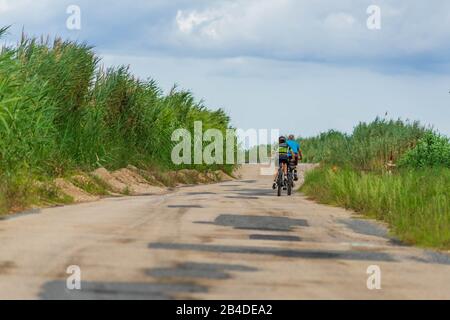 Zwei Radfahrer fahren in Spanien auf der Rückfahrt Stockfoto