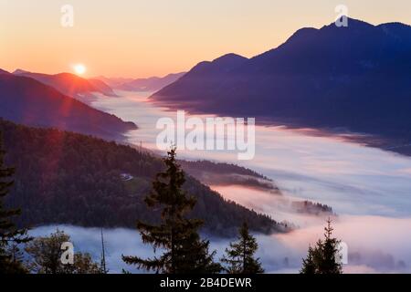 Isartal im Nebel, Blick von Krepelschrofen bei Sonnenaufgang, Wallgau, Werdenfelser Land, Oberbayern, Bayern, Deutschland Stockfoto