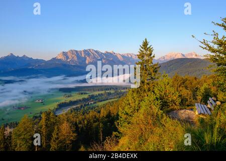 Blick von Krepelschrofen bei Wallgau auf Wettersteingebirge, Werdenfelser Land, Oberbayern, Bayern, Deutschland Stockfoto
